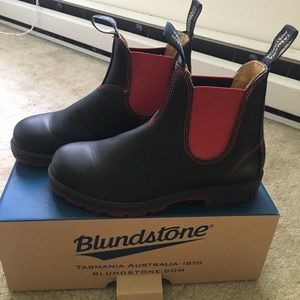 Blundstone 1316 - Black/Red Leather Pull-On Boot
